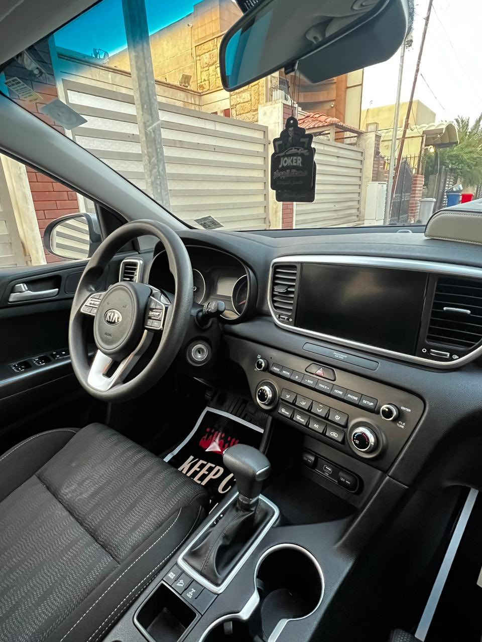 السلام عليكم للبيع سبورتج 2022 وارد امريكي مكينة 2400 حادثها بنيد فقط بدون ايرباك بدون دواخل موصفات عادية ماشية 25 الف كيلو سيارة جديدة كلش رقم بغدادالسعر 180 وبيها مجال مكاني زيونة ***********
