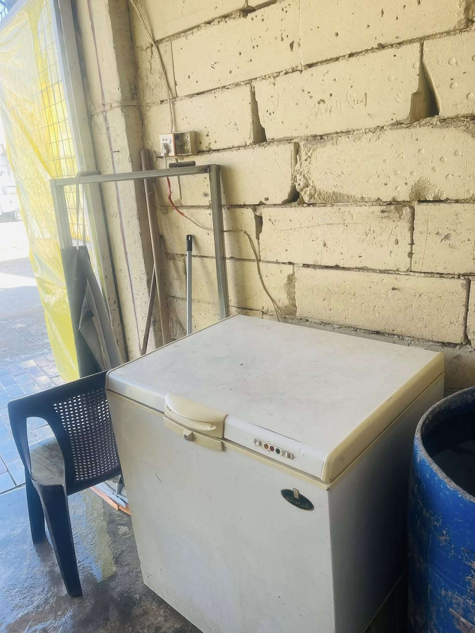 السلام عليكم
غراض محل دجاج للبيع كاملات 
هلاسة 
ميزان إلكتروني 
مجمدة 
سنك 
معالف ومناهل 
سجاجين ومستحدات 
ميز + براميل عدد ٣ 
مذبح 
بريمز + قنينة + كدر 
كونية علف + كونية نشارة 

مكان حلة شارع الحسينية 

للاستفسار خاص او الاتصال بالرقم 

***********
