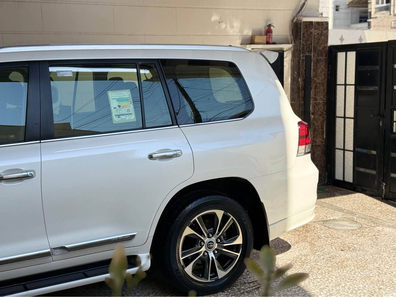 اللهم الصلاه على محمد وآل محمد 
البيع 
لاندكروز  VXS 
موديلها ٢٠٢٠ وعلى ايدي من الشركه والي هسه اخذته زيرو 
ماشيه حالياً  ( 60 ) الف حقيقي وعلى فحص
بعده اليلون بل سبعه راكب ما مفتوح   سياره على وضع الشركه برغي ما مفتوح وبيهه 
السياره كفاله عامه من ضربه وصبغ وبارد والفتح لوك السياره 
مواصفات vxs    
محرك 5700 اعلى فئه بل لاندكروزر مواصفات لكزز
رادار امامي وخلفي تحديد مسار نقط عمياه جكات تصعد وتنزل
داخل قرميدي كشنات حار بارد وخلفي كهرباء
3 شاشات تطبيق سماعات JPL اثنين 
البصمه الثانيه ما مستعمله ما مفتوحه اصلاً 
العده مالته كله ما مفتوح واسبير ما نازل والهوك قبل شكم يوم شديته بعده تاير الشركه بيهه 
مكاني بغداد
والرقم بغداد الدوالي الجديد رقم 11 انكليزي وسنويه 2031 تنتهي

‭٠٧٧٣ ٦٦٥ ١٧١٢ Colombo, Sri Lanka
