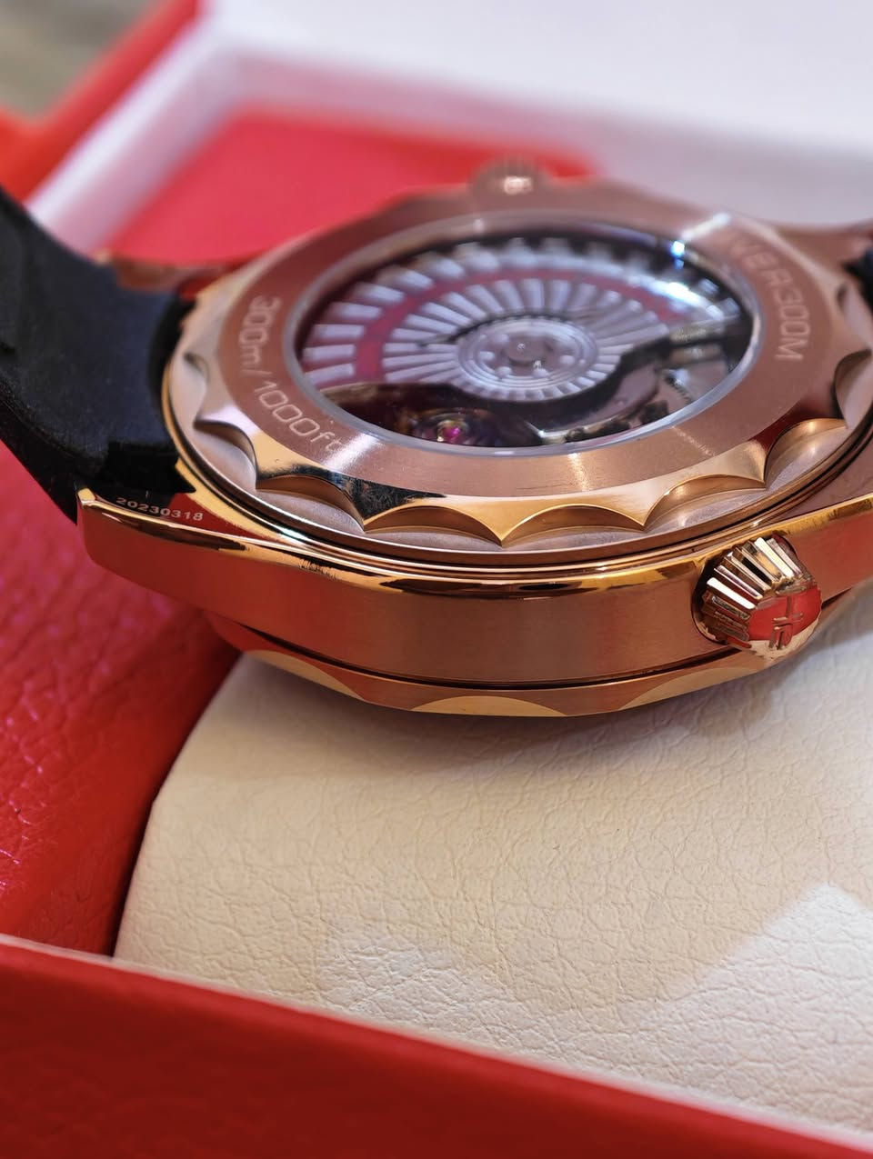 يا الله
هذه الساعة هي Omega Seamaster Diver 300M Co-Axial Master Chronometer 42mm. تتميز بهيكل مصنوع من مزيج Bronze Gold (الذهب البرونزي) الحصري من أوميغا، مع ميناء أسود وإطار من السيراميك الأحمر، بالإضافة إلى سوار مطاطي أسود قطر 42 مم من البرونز الذهبي مع ميناء دائري أسود وتاريخ عند موضع الساعة 6الحركة: حركة أوتوماتيكية Omega Calibre 8800 مقاومة للمجالات المغناطيسية حتى 15,000 غاوسمقاومة الماء: حتى عمق 300 متر (1000 قدم)
***********
