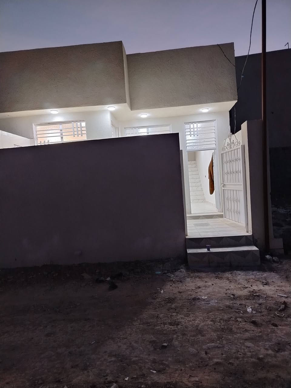 مشتملات للبيع المساحه ١٠٠ متر مربع قريبات عله شارع العام بعد ٣٠ متر عن شارع في منطقه البيضاء الكارظيه
مابيه اي نقص من كيزار
مغاسل وخزان ماي وخزان ماطور ماي كل شغله تسكام من حديد من باب خشب فول شغله كامل مكمل مغسول وجاهز لمشتري للمعلومة ما مسكون جديد بناء2026
رقم هاتف ***********
رقم هاتف***********
