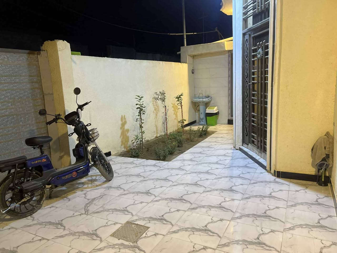 دار للبيع مساحه 190 متر سند 25 بناء 2024 طابق واحد
يحتوي على كراج وحديقه وصحيات خارجيه ومجمع صحيات داخليه ومطبخ وكلدور واستقبال وغرف عدد 2 وبيتونه ومطبخ حار خارجي البيت كامل مكمل مسكون فيه سنه 
*********** رقم صاحب الدار العنوان محاويل حي العسكري
