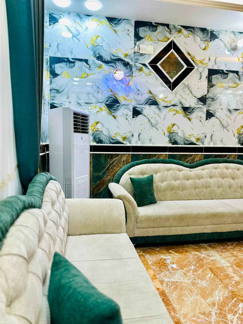 ⭕️السلام عليكم يتوفر بيت للبيع للبيع للبيع  مساحه 200 متر البيت بناء حديث ٢٠٢٦ وصور توضح تفاصيله وبناء عل ارقى شي 

⭕️البيت طابو سند ٢٥ تحويل مباشر 

⭕️البيت يتكون من طابقين محتويات طابق اول استقبال صاله مطبخين حار وبارد غرفتين نوم مجمع صحي عدد ثنين  مناور 

⭕️طابق ثاني يتكون من صاله غرفتين نوم مجمع صحي عدد واحد وايضاً سطح مطبك سيراميك كما موضح بل صور 

⭕️الموقع قرب نادر ثانيه مقابيل محطه العرفان عل سايد ثاني راجع عل نادر يبعد عن شارع عام ١٠٠ متر بيت صاير بل مجمع سكني صار كامل خدمات عل خير كهرباء فيوفيرز مجاري مركزيه ماء تبليط تتوفر 
   

⭕️للاستفسار خاص ماعدي ولا وتساب تصال فقط وخادم 
***********
