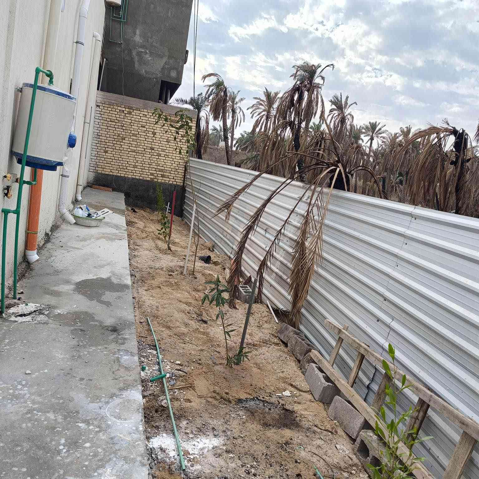 بيت بناء جديد للاجار طابق ارضي في منطقة حمدان الرومية  📌📌
 
يحتوي على 3 غرف منام مساحات واسعه +مطبخ+ديوان + صالة+حمامات  
+ البيت يحتوي على كراج كبير يسع سيارتين وايضاً يحتوي على حديقه .البيت مجهز للسكن من كل شئ خزان ماء اساله وخزان ماء حلو وماطور تصعيد ماي مع بوستر واضويه  وكيزر 
المؤجر يفرش ويكعد  
 سعر الايجار 525
*  جميع الخدمات يمها من مستوصف ومطعم ومخبز وفرن و مدراس وجامع وحسينيه
للاستفسار عن القياسات والامور الاخرى اتصال على الرقم او تواصل على الواتساب
***********
0786376217 البصرة, العراق
