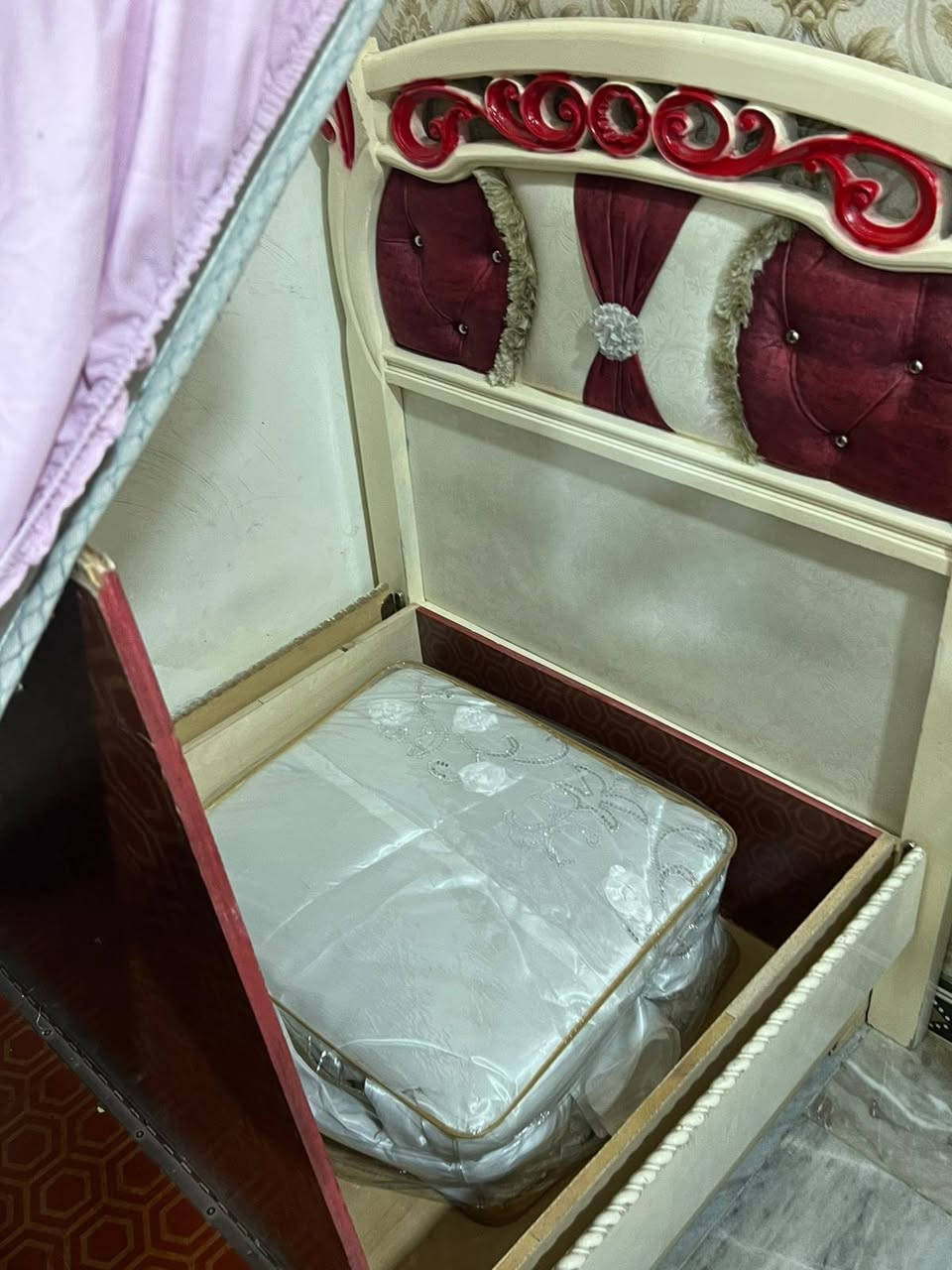 غرفه كامله شبابيه خمس شرابي جربايه سرير السعر 900 وبيها مجال بسيط غرفه نجاره درجه اولى
***********
