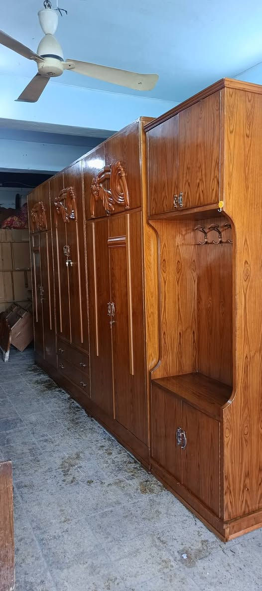 غرفة ٦باب صاج ملحق شغل ثقيل جدا نظيف توصي ظهر جمبر جاهزة توج سوري السعر ٥٧٥ فقل تواصل خاص ***********
