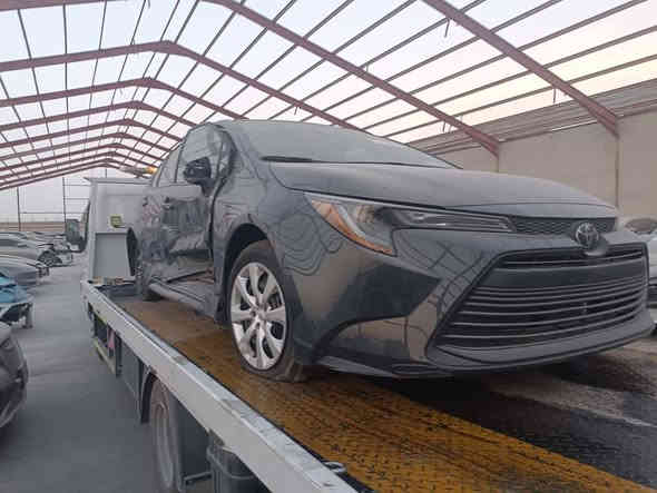 السلام عليكم كورولا موديل 2024
دخول جديد قبل بومين دخلت ترقيم جديد البارحه رقمتها 
بيها قطعتين 
باب السكن بصف السائق تبديل تفصيخ 
وبيها الباب الخلفي بي تصليح وصبغ 
بيها بعض الرصعات خفيفه 
صور الحادث وصور الإمارت بدون رقم صوره الشاصي ويا المنشور 
وهاي كل تفاصيل السياره 
ماشيه 40700كم تقريباً 
داخل مخمل 
تحكمات استيرن 
كامره 
رادارات 
وبعد مواصفات والله ما أعرف بيها 
مكفولة من محرك وكير وصدر وتايرات ودواخل وبجم وصندوك كله جديد وضع شركه 
مكانها بغداد البلديات قرب الشقق الفلسطينية 
***********
السعر 165$ وبها شي بسيط
