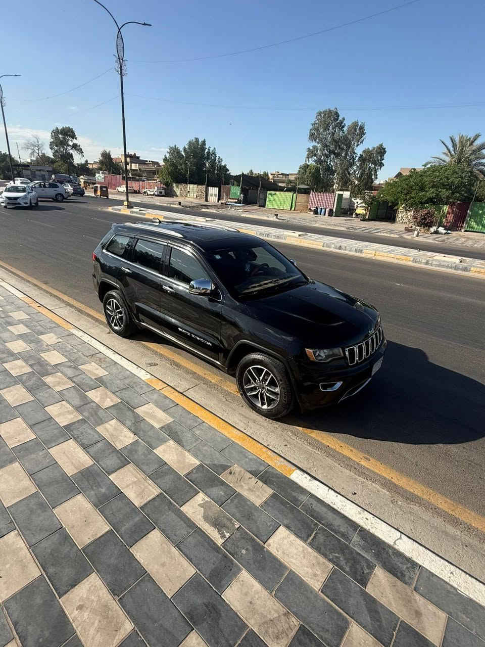 سلام عليكم
جيب كراند شيروكي 
فئة . لمتدد 
دفع رباعي 4x4
موديل 2021
حجم المكينة 6 سلندر 3600
تحكم نقود
مكيف
ذاكرة مقاعد
نظام إنذار
زجاج كهربائي
سنترلوك 
كراسي مدفأة
مقاعد جلد 
مدخل AUX/USB
مقاعد مبردة 
تحكم مقاعد كهرباء 
مقود مدفأ
مصابيح زينون 
أنوار نهارية 
إطار احتياطي 
حساسات خلفية 
دخول بدون مفتاح 
فتحة 
مرايا قابلة للطي كهربائيا 
أندرويد أوتو 
شاشة لمس 
نظام تعليق رياضي 
بروجكتر 
فرامل ABS
نظام ملاحة/خرائط 
بلوتوث 
قفل الباب تلقائي 
مساعد الاصطفاف 
تشغيل عن بعد 
كاميرا 360°
تنبيه النقاط العمياء 
شاشة وسائط 
تنبيه مغادرة المسار 
كاميرا خلفية 
حساس ضغط الاطارات 
مانع انزلاق 
أبل كار بلاي 
دفلوك 
مثبت سرعة 
رقم بغداد 
سعر 285 ورقة وبية بسيط حك جية
الاستفسار اكثر اتصل على رقم صاحب سيارة
***********
