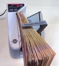 عداد نقود محمول يعدّ أكثر من 600 ورقة في الدقيقة بدقة عالية  مزود بإضا...