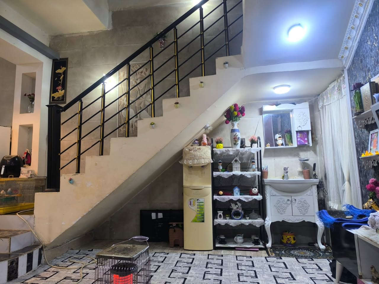 بيت طولاني 100م مطلوب اسكان السعر 105 ومطلوب 43 اسكان  غرفه وصاله ومطبخ واستقبال الطابق الثاني وصاله غرفه وصحيات مكتب الروان ***********
