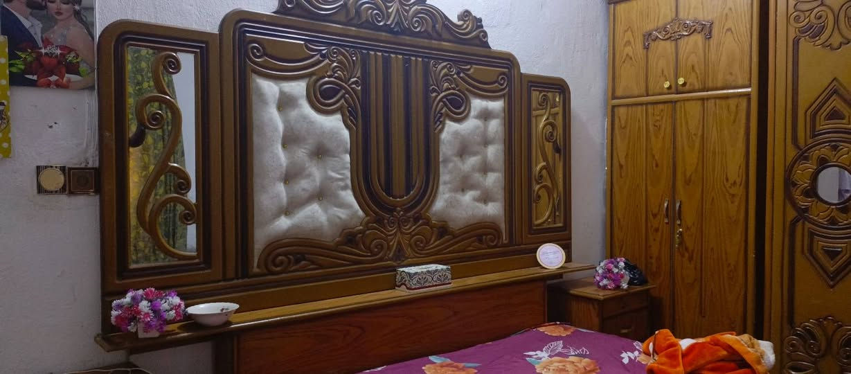 سلام عليكم غرفه خشاب للبيع بعده جديده زلغ مابيه ستوني ماخذه  سعره مليون وبيه مجال  للشراي  مكاني كوت شارع نفط ***********
