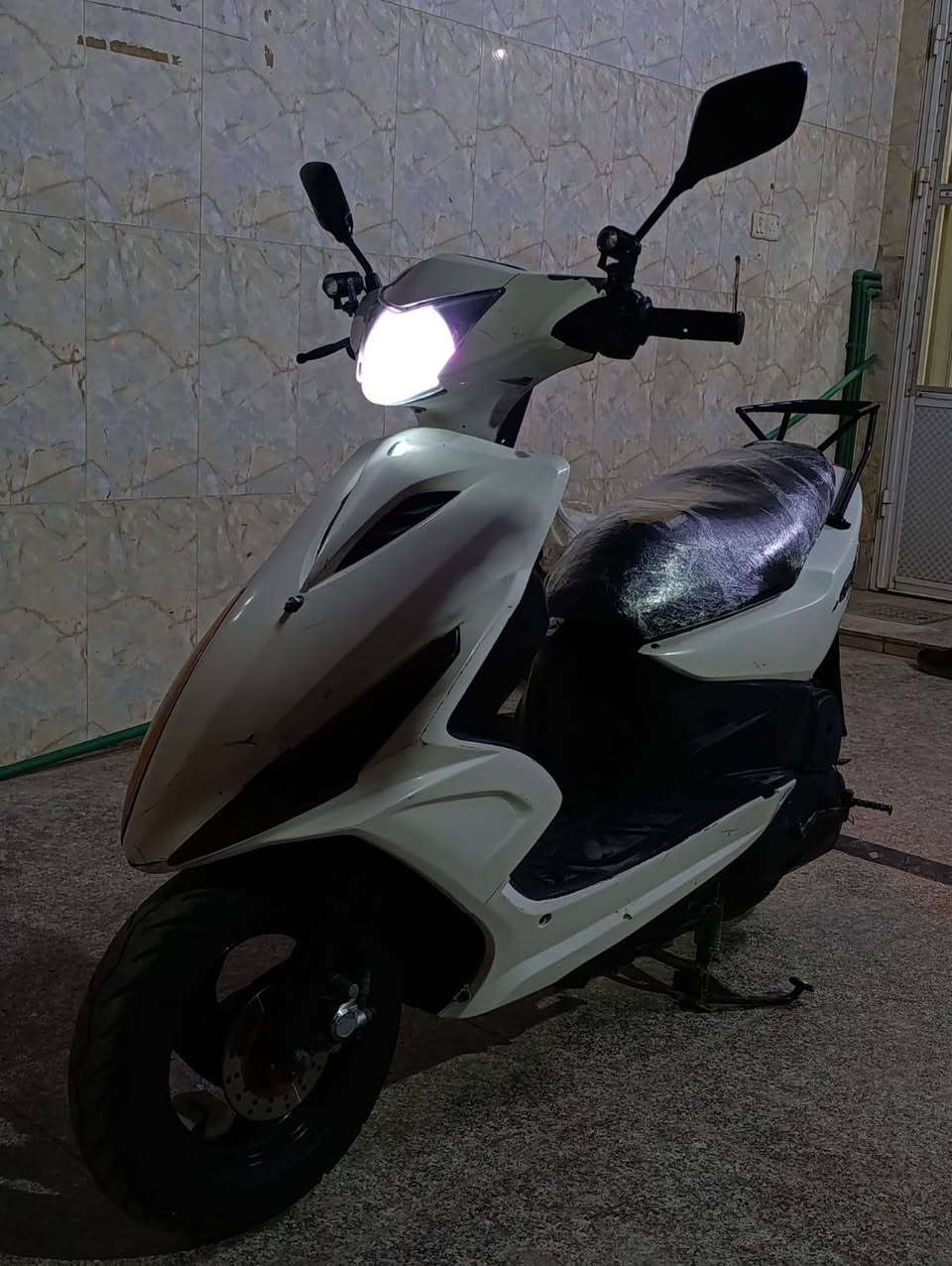 السلام عليكم 
         دراجه ماكس مضلع للبيع دراجه كفاله نضافة ٩٠٪ كامله الدراجه من الطول للطول كهربائيات كلها شغاله لايت زنون بك لايت سكن اشاير هورن عداد سرعه عداد بانرين سلف مكينه حلوة ونضيفه وناعمه الدراجه جديده صارلها شهرين طالعه حاوية السعر ٧٥٠ وبيها مجال للشراي عنوان ناصريه مركز رقم *********** هذا رقمي وبي واتساب
