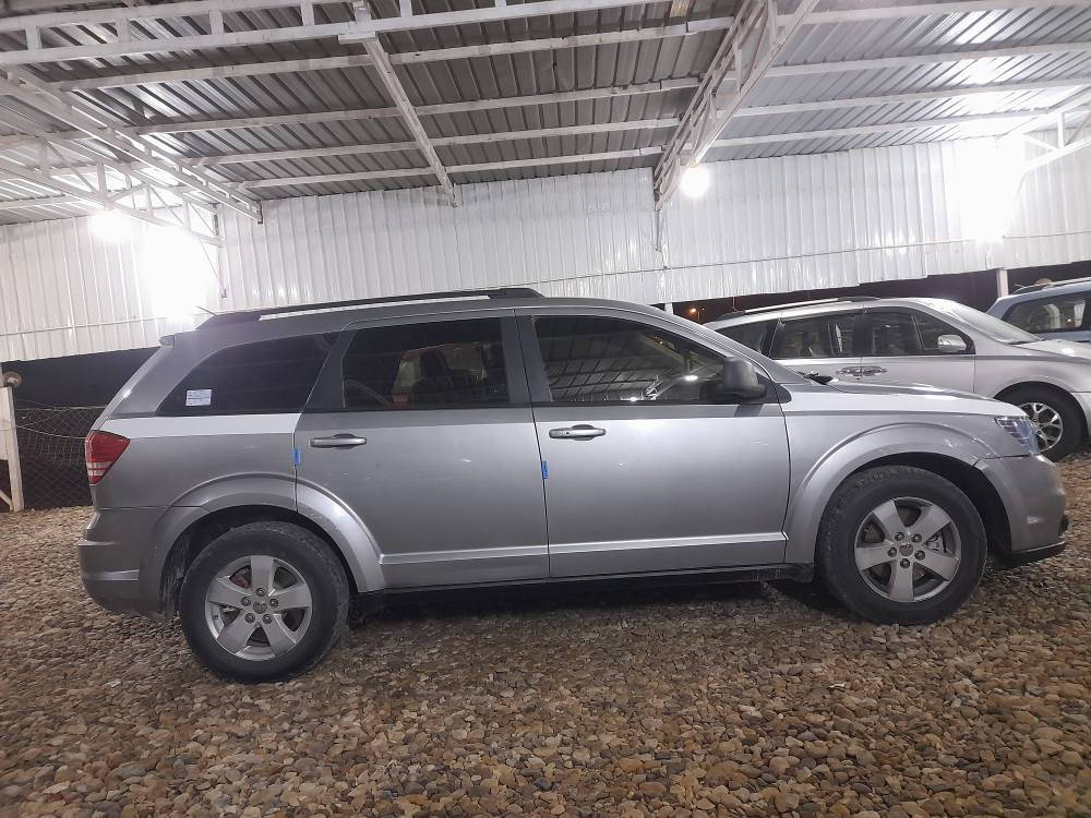 السلام عليكم للبيع دوج جورني موديل ٢٠١٨ فول مواصفات رقم كربلاء دولي بسمي مشروع وطني السياره مكفوله من الضربه مكينه كير صدر تخم تاير دوشمه تبريد كله جديد مال جناي سياره جديده معنه الكلمه السعر ١٢٠ وبيه مجال للشراي الستفسار ***********
