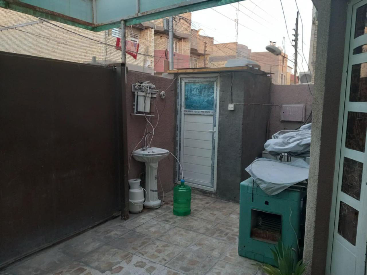 دار للبيع
دار مساحة ١٢٥ واجهة ٦وربع نزال ٢٠ طابو صرف الكاظمية

يحتوي على كراج+صالة كبيرة+ هول داخلي كبير+غرفة نوم+مطبخ+مناور+صحيات داخلية خارجية

الموقع جكوك الاستاذة قرب مولدة سيد چاسب

السعر بي مجال علما البيت معروض بسعر الارض

***********
