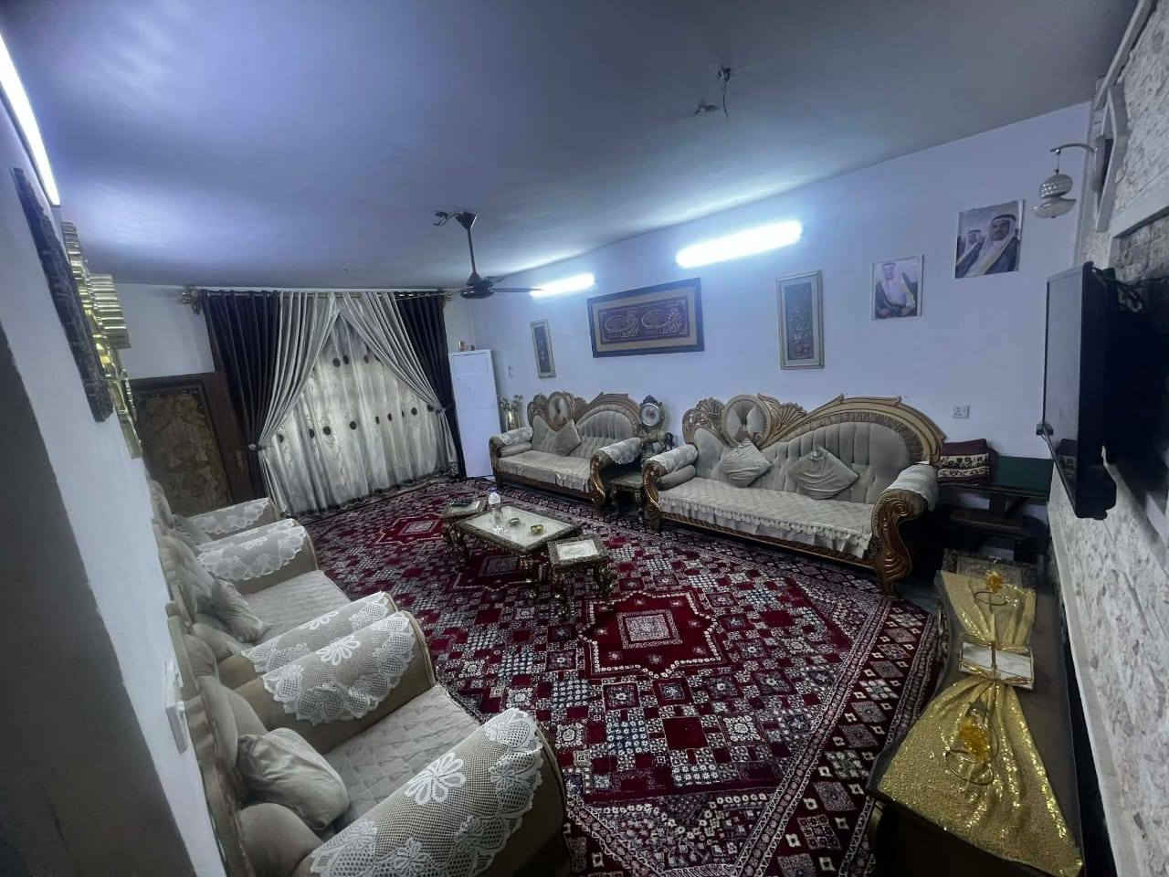 دار للبيع
مساحه 275  (نزال 21م وواجيه 14م )واقع حال 300 متر ركن على شارعين يحتوي استقبال +هول+ ساحه الدرج+ مطبخ + 4 غرف 3 طابق ثاني 1 وحده طابق ارضي (صحيات خارج وداخل البيت وطابق ثاني )  
العنوان /الشهداء / مربع جامع الريان / مجاور المنتزه للاستفسار ***********
