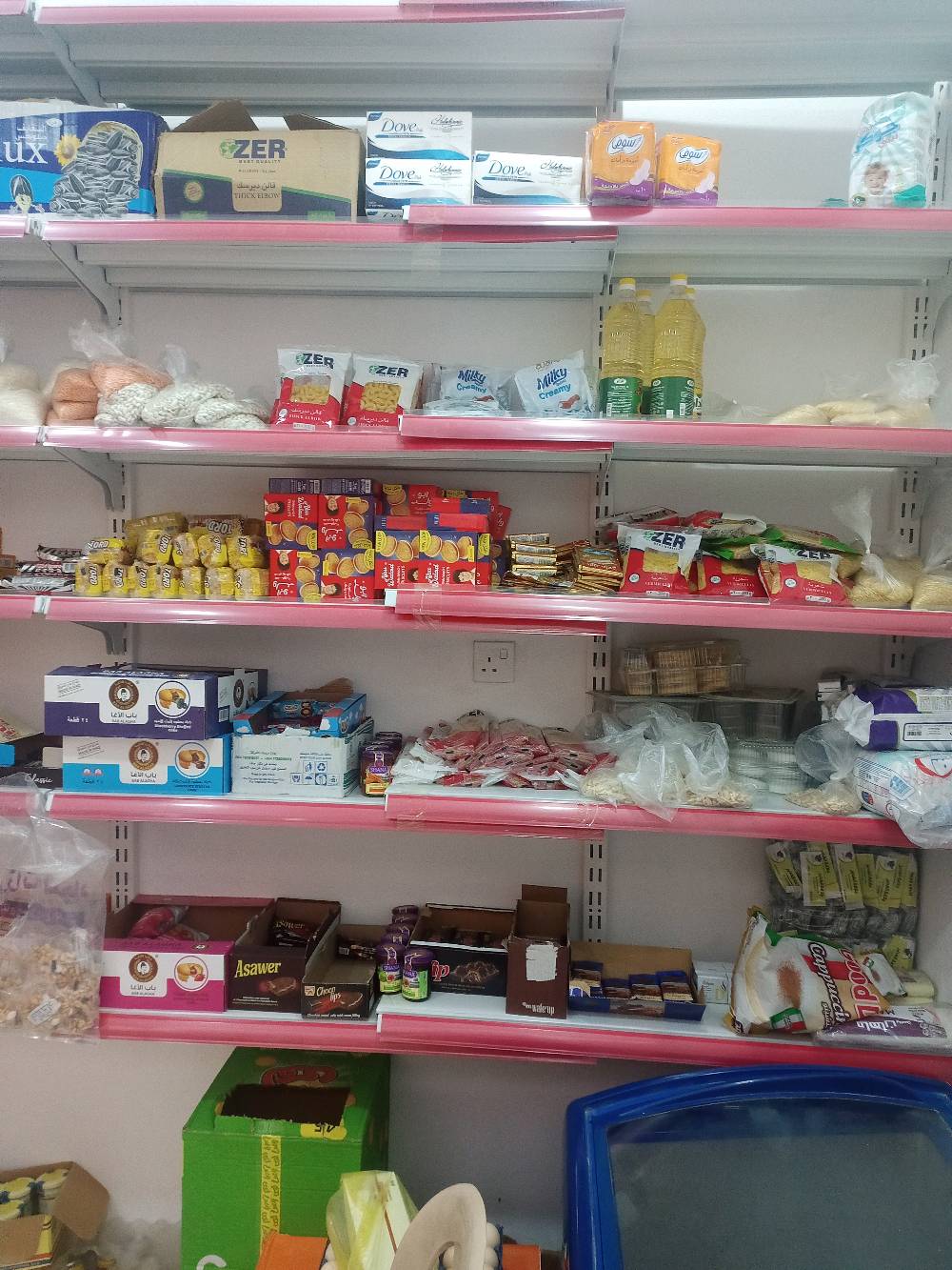 محل اسواق للايجار دخلا اليومي من 85 الى140التجهيزات: المحل يحتوي على ثلاجات عرض (كوكاكولا، بيبسي، وغيرها) بحالة ممتازة، تجميد، ورفوف نظامية مرتبة كاملة.
البضاعة: متوفرة ومقسمة (مواد غذائية، منظفات، ألبان، ومستلزمات يومية).
الترتيب: المحل نظيف جداً، إنارة ممتازة، وأرضية مرتبة مع باب نظامي واسع.
الموقع: العبيدي - (قرب مدرسة سلام الكناني ملاحظة: المحل "لقطة" للي يريد يستلم ويشتغل مباشرة بدون تعب التأسيس.