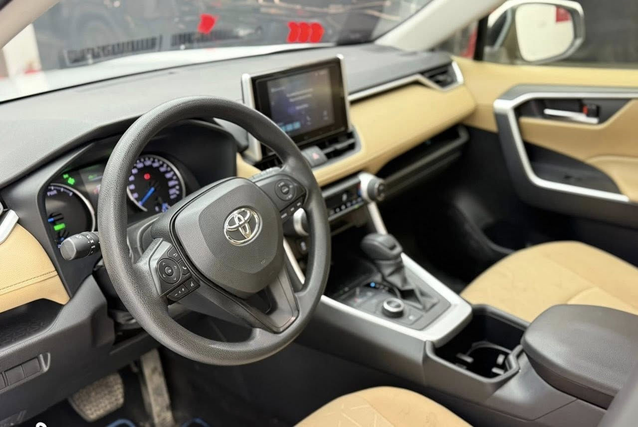 السلام عليكم
RAV4  موديل راف فور  2023خليجي ساز
موديل 2023 هايبرد
مكفولة من الحوادث فقط بارد بحجم شبر بين الباب والجاملغ الامامي  وتوجد ملاحضات بسيطة
 ماشية 68 الف كم قابله للزياده
مواصفات السياره 
فتحة سقف
اوتو هولد مع هاند بريك اوتو
حساسات امامية و خلفية 
مراقبة ضغط الاطارات
تبريد امامي بمناخات منفصله مع تبريد خلف
شاشة تدعم ابل كار بلي .. اندرويد اوتو مع تحكمات للسيارة باللغه العربيه

السيارة دفع رباعي و حجم المحرك 2500  
السعر 250 $ 
للاستفسار. ***********
