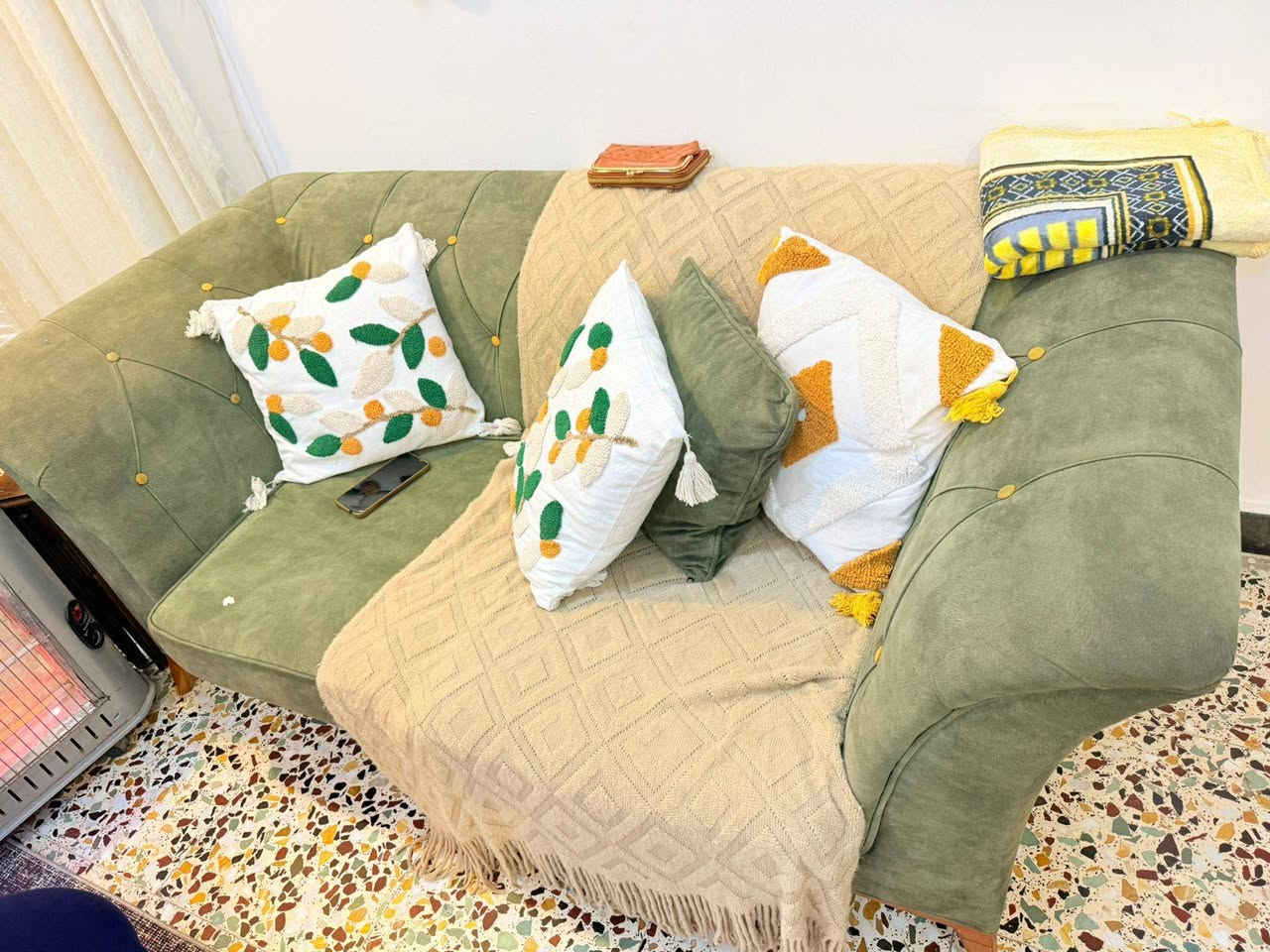 سلام عليكم
تخم تركي  من هوم سنتر 

السعر 750 وبي مجال

ويا 8 عدد كوشات

وبردات عدد 2 نفس لون التخومه

العدد 2 كراسي

وقنفه كبيره 

وقنفه صغيره
رقم الهاتف ***********
