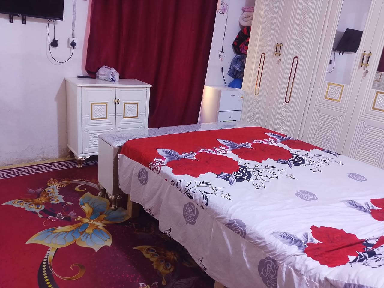 السلام عليكم بيت البيع مساحته 300 بي غرف نوم 3 صاله مطبخ واستقبال مكان قريه سيد شويع 
الرفاعي ***********/***********
