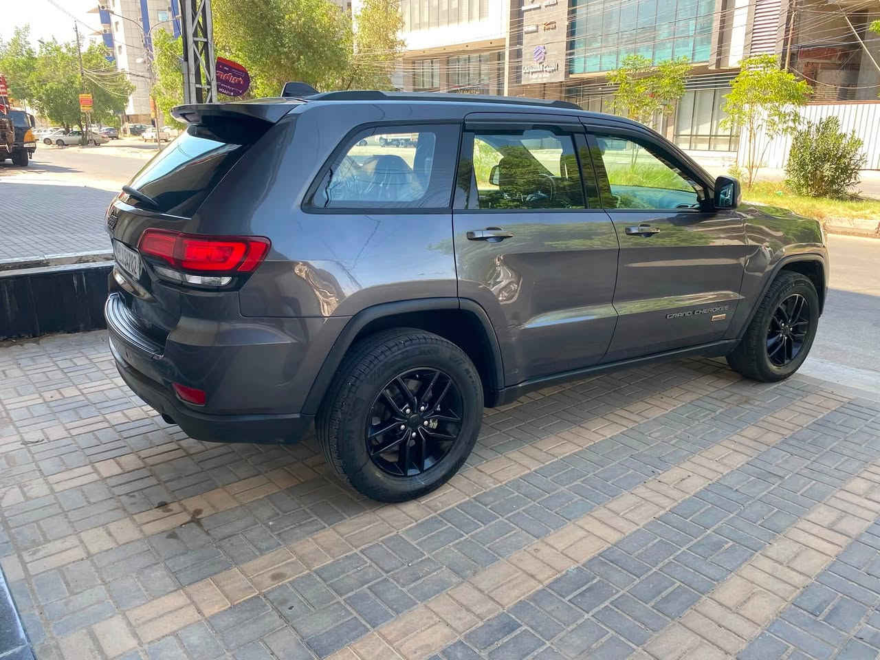 السلام عليكم جيب موديل 16  مكينه 6 سلندر 
بيها 5قطع صبغ بدون ايرباك ماشي 105
جنطه كهرباء سلايت شاشه جبيره حساس خلفي وتوقف ذاتي تشغيل عن بعد جاهزه بسمي السعر 175 العنوان بغداد ***********
