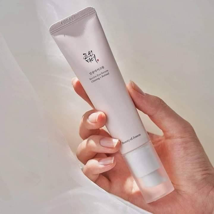 Beauty of Joseon Revive Eye Serum Ginseng & Retinal - 30ml
بيوتي اوف جوسيون سيروم للعين بالجينسنغ والريتينال - ٣٠ مل
هذا المنتج هو سيروم مصمم خصيصاً لمنطقة تحت العين ، الجينسينغ هو العنصر الاساسي في هذا السيروم حيث انهُ يقلل التجاعيد كما يحتوي ايضاً على ٢٪؜ من ڤيتامين A (الريتنال) يهدف الى تغذية وترطيب البشرة وتحسين مظهرها 
يعمل السيروم على تقليل ظهور الخطوط الدقيقة والتجاعيد ويمنح العين مظهراً اكثر شباباً واشراقاً ، يقلل الخيوط الدقيقة والتجاعيد ويقلل ظهور العلامات التقدمية للشيخوخة .
كما يحتوي على مركبات تساعد في ترطيب وتنعم البشرة حول العينين 
كما اثبت انه يساعد على تفتيح وتوحيد لون البشرة حول منطقة العين مما يخفف من ظهور الهالات السوداء والانتفاخات .

طريقة الاستخدام :
ضغطتين من السيروم توضع حول العينين او على الوجه بالكامل لتوحيد لون البشرة كاملاً ، يستخدم مرة مساءً.

❗️❗️هذا المنتج يحتوي على مكونات غير مناسبة للحامل والمُرضع (حتى الي مو حامل ودتفكو بالموضوع لازم تگطعه قبل شهرين ع الاقل من الحمل ) كونه يسبب تشوهات خلقية للجنين 🤍

💎سعر القطعة 15 الف
للحجز والاستفسار مراسلة الصفحة او مراسلة هذا الرقم 👇🏻 
*********** واتساب
🚘 متوفر خدمة توصيل لجميع محافظات العراق 🚘
