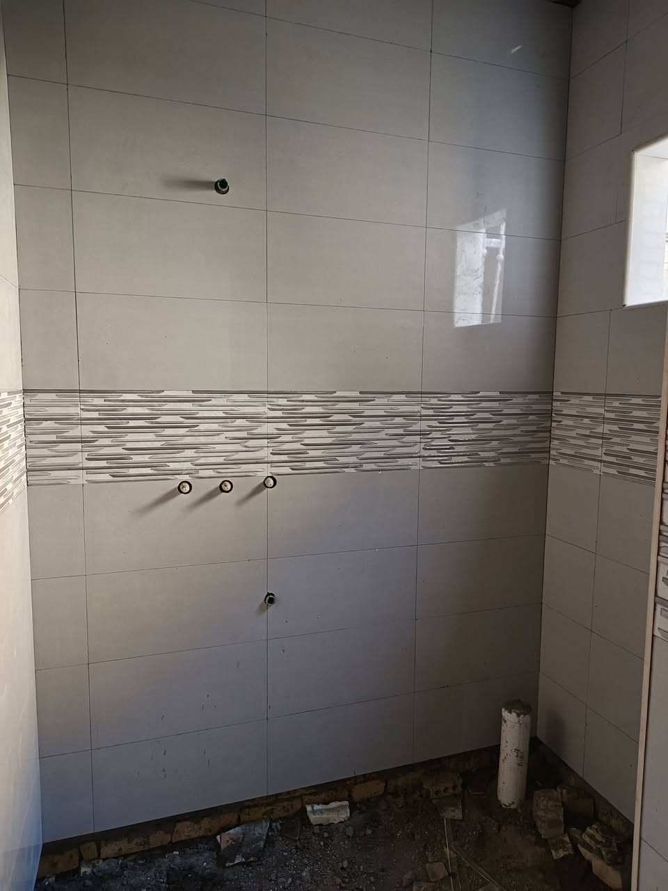 السلام عليكم خلفه سيراميك جداري وارضي متفرغ للعمل ***********////***********
