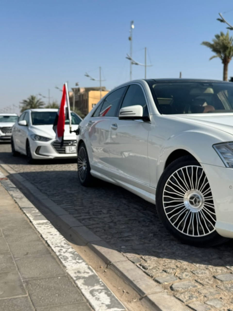 السلام عليكم
مارسيدس S350 2008 
محدث ٢٠١٣ 
رقم بغداد بأسمي شخصيأ 
فول بنوراما 1/1 مكينه 6 سلندر ما مفتوحه
اناره داخليه متغيرته اللوان 
كير جديد وارد ياباني 

مكينه  مامفتوحه شرط (بيه صوت فقط من تشغلها الصبح ) ويختفي بعدها 

حداديه كامله امامي خلفي   
منضومه بانزين كله جديد ( فلتر / فيت بم/ بخاخات)
حجر بيىة جديد 
تخم تاير كله بشرط 
لايت تخم جديد حاويه
تخم ويل شرط جديد حجم ٢٠
كلشي بلسياره اصلي وعلى وضع الشركه 
داخل قرميدي خليجي جنطه شفط 
مواصفاته غني عن التعريف 
السعر ١٨٢ وبيه مجال بسيط 
السونار مرفق
***********

 بيه بارد كد اقل الشبر بخشم الجاملغ الامامي
