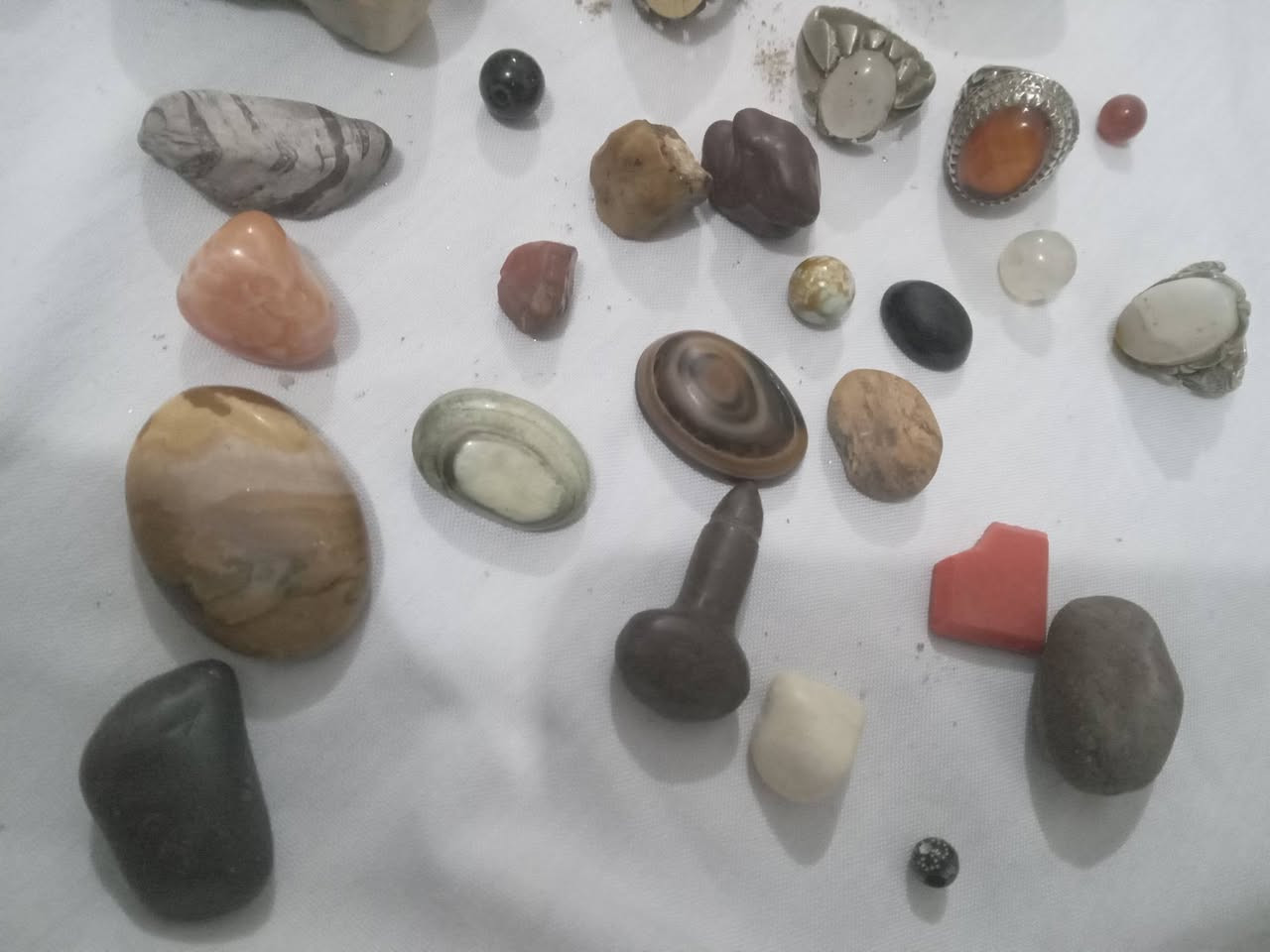 سلام عليكم عدي ذني لبيع بيهن سلطان وسليماني وهبهاب وعقيق وجزع ومرجان والبقيه ما اعرفهن ابيع شلعه واحد السعر 30 وبيهن مجال أو مراوس مكاني بالبصره بالزبير (***********)واتساب
