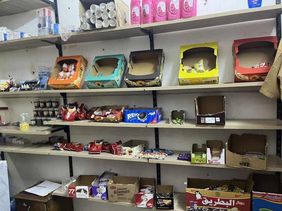 رفوف البيع نضيفه خشب هوه وسجه كامل سعر 180وبيها مجال شراي ***********
