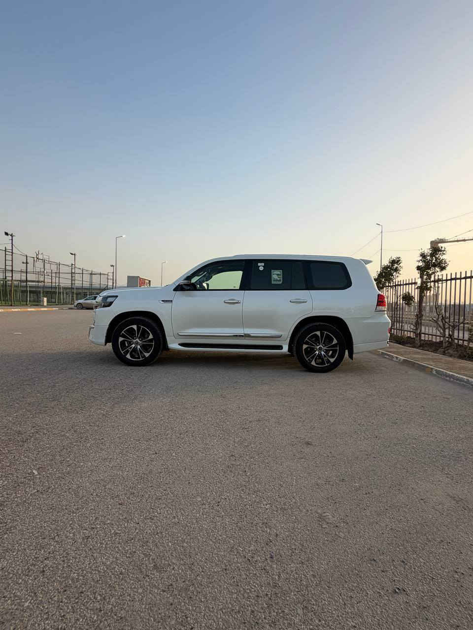 🚗 للبيع: تويوتا لاندكروز 2020 كويتي
اللون: أبيض
المحرك: V6 سعة 4.0 لتر
رقم أربيل أبأسمي
الحالة: ممتازة جدًا / استخدام شخصي
المواصفات: شاشة، كاميرا، حساسات، فتحة سقف، مقاعد جلد، مكيف ممتاز، أنظمة أمان كاملة.
السيارة نظيفة وجاهزة للاستخدام ولا تحتاج أي مصاريف.
📞 للتواصل: (***********
