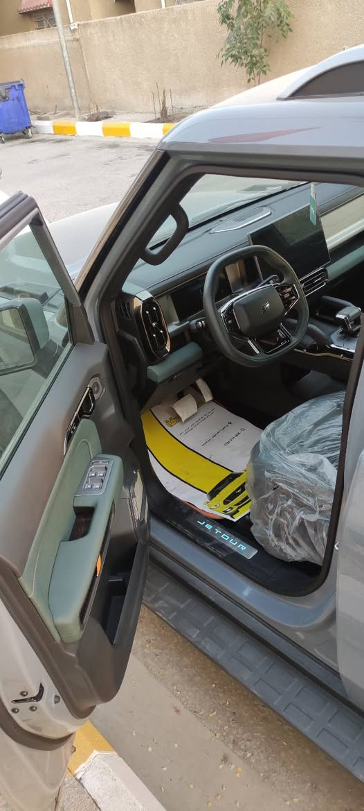 جيتور T2 2025
جيتور T2 2.0L 

الموديل: 2025 ((خليجي)) 

ماشيه 7000

مقاعد زيتوني

المحرك: 4 أسطوانات L 2.0 تيربو 254 حصان حقن مباشر

عزم الدوران (نيوتن-م): 390

ناقل الحركة: اوتوماتيكي دبل كلاتش من 7 سرعات

ضمان المحرك: 10 سنوات او 1،000،000 

بعدها داخل الضمان و الصيانة كلها داخل الشركة 

المواصفات:

•فتحة سقف بانوراما 1.1م

•إطارات قياس 20 إنچ

•الصندوق شفط

•الشباك الامامي المضاء  بجيتور 

•مثبت سرعة مع رادار تفاعلي

•نظام القيادة شبه الذاتية

•نظام الكبح التلقائي في حالة الطوارئ

•نظام تحذير الاصطدام الامامي والخلفي

•كاميرات محيطية 540 درجة

•حساسات أمامية وخلفية

•نقطة عمياء

•نظام تحذير مغادرة المسار

•نظام المساعدة للبقاء في المسار

•شاشة التحكم بقياس 15.6 إنچ

•شاشة القيادة بقياس 10.25 إنچ

•نظام صوتي متطور 12 سماعة من Sony

•نظام أبل كاربلاي وأندرويد أوتو لاسلكي

•نظام اوامر و تحكم صوتي

•مقصورة الركاب من الجلد الفاخر والكنتارا

•مقعد السائق والراكب كهربائي

•مقاعد السائق والراكب مبردة 

•مقاعد السائق والراكب مزود بذاكرة لحفظ 3 وضعيات الجلوس

•إنارة ترحيبية مع إنارة محيطية متعددة الالوان

•مصابيح أمامية وخلفية أوتوماتيكية LED 

•المرايا الجانبية قابلة للطي كهربائياً ومدفئة

•دخول ذكي و تشغيل عن بعد

•خاصية إغلاق نوافذ وفتحة السقف عن بعد

•شاحن هاتف لاسلكي سريع

•نظام تنقية الهواء PM2.5 وفلتر N95

•مسند الذراع الوسطي مع ثلاجة

•انماط قيادة متعددة للطرق الوعرة

•وسائد هوائية امامية و جانبية عدد 6

•ماسحات الزجاج الأمامي مع حساس للمطر

•دوسات جانبية

•نظام الفرامل الأوتوماتيكي Autohold

•نظام التحكم بنزول المنحدرات

•نظام المساعدة لصعود المرتفعات

•نظام مراقية ضغط الاطارات

السعر : 40مليون.  

الاستفسار: ***********      مكان السياره  كربلاء المقدسة
