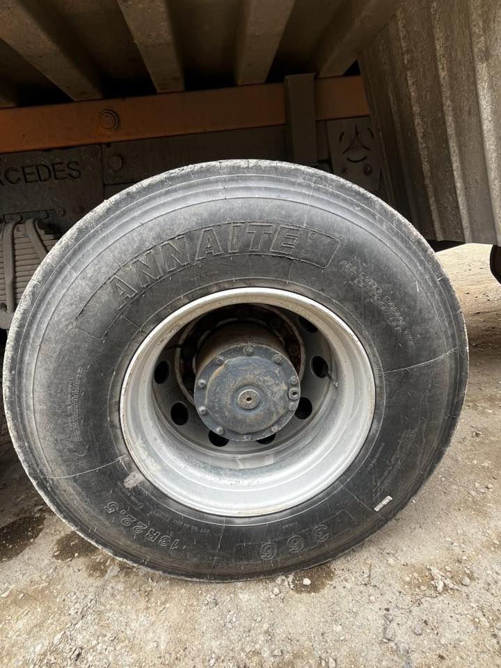 تخم تاير 22.5 .13مراوس ب 24 صاح براميغ اي شيء  للستفسار اتصال ‭    0781 610 6272‬
