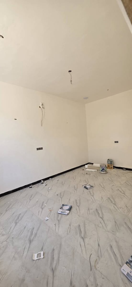 🏡 منزل للبيع – جزيرة_ باب الهواء مجاور المجمع الطبي
 يبعد عن الشارع العام 500 متر
مواصفات المنزل:

- 📐 المساحة: 200 متر مربع.
- 🏠 البناء: طابقان.
- 🧱 نوع البناء: بلوك درجة أولى.

الطابق الأرضي:

- غرف عدد 2 
- مطبخ.
- صحيات.
- كراج للسيارة
- وصالة 

الطابق الثاني:

- غرف عدد 2 نوم.
- مطبخ.
- صحيات.
- سطح.

✅ علما الشارع تبليط 9 متر 
خدمات ماء وكهرباء وتبليط ومجاري والارض طابو صرف زراعي بسم عراقي وكالة ومكاتبة ونسخة من الطابو (البيت تسليم مفتاح ) 🔑 
السعر: ( 148) مليون قابل للتفاوض 
📞 للاستفسار اكثر اتصل على الرقم *********** البصرة, العراق
