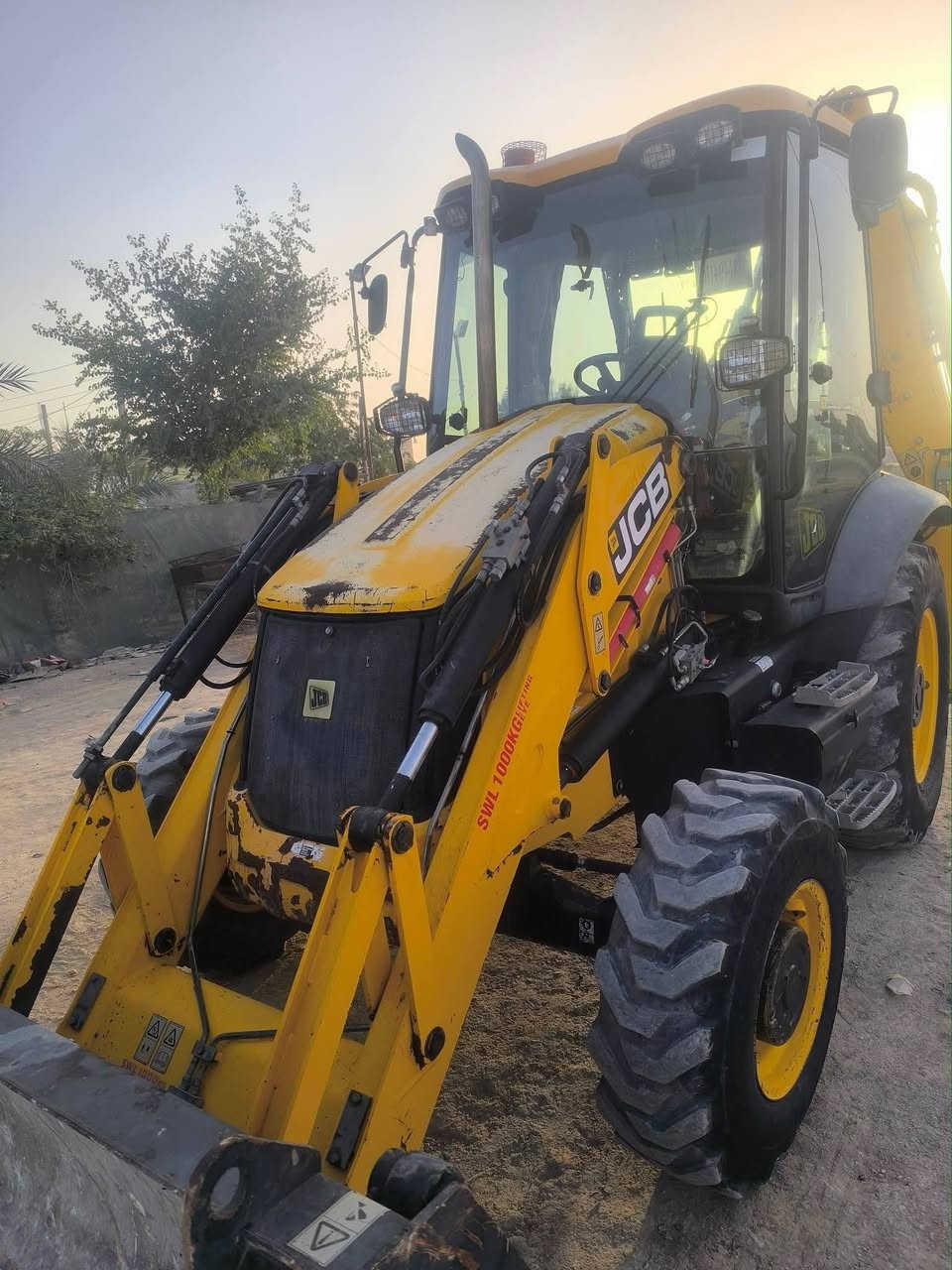 السلام عليكم ورحمه الله وبركاته
حفاره جي سيبي موديل 2012 
مكفوله كفاله عامه حتئ من الصبغ 
كير راجز تبريد دكمت طسه
محرك وكير مكفولات حفاره جاهزه لعمل بدون نواقص
مكانهه بل نجف الشراي يتصل ع رقم ***********
