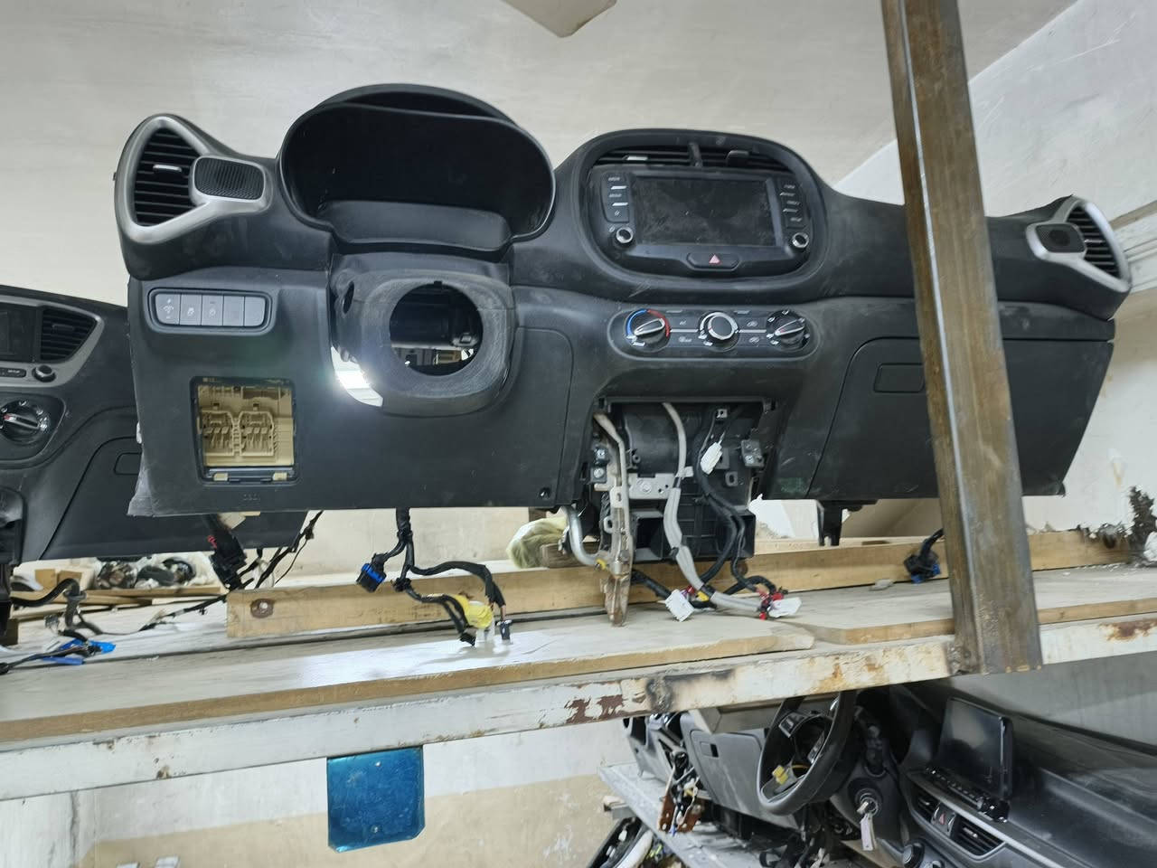 السلام عليكم يتوفر جميع غراض الدشبول للسيارات الكوريه لكل واردامريكي ماطور استيرا جوز سويج ريمونت أصلي بي سي إم رادار خلفي وأماكن من مديل ١٩ لحد ٢٥ شنو تريد موجود تفصيخ ***********
