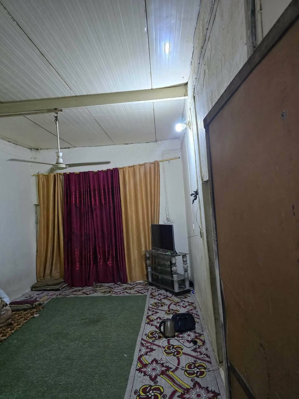 سلام عليكم بيت حي الحكيم نزله ماركت علي المساحه 250 متوفرة جميع الخدمات مجاري مااء مدارس غريب عن الصبح  مستوصف كهرباء يتكون البيت من ستقبال صبب وغرفتين ومطبخ وهول سندويش السعر38 وبي   مجال للشراي *********** انتصال عل رقم خاص مفتوح
