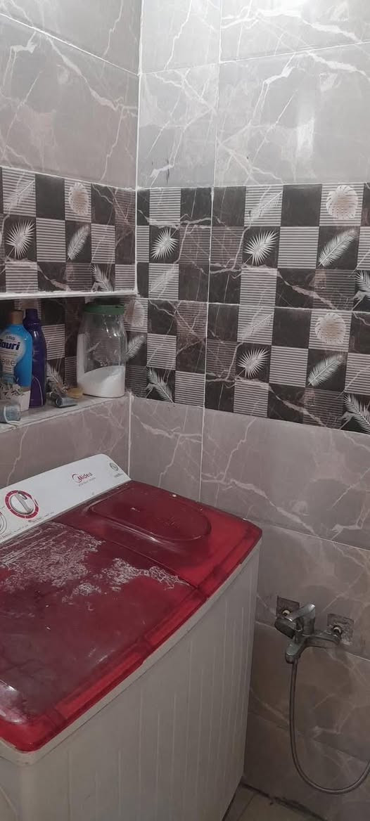 اسلام عليكم ورحمة الله وبركاته اخوان بيت لبيع مساحة 100متر موقع البيت نهايت الربع شوارع خلف معمل الغاز زراعي البيت بي نقوصات سعر 45 مليون وبي مجال  اتصل على هذا الرقم ***********
