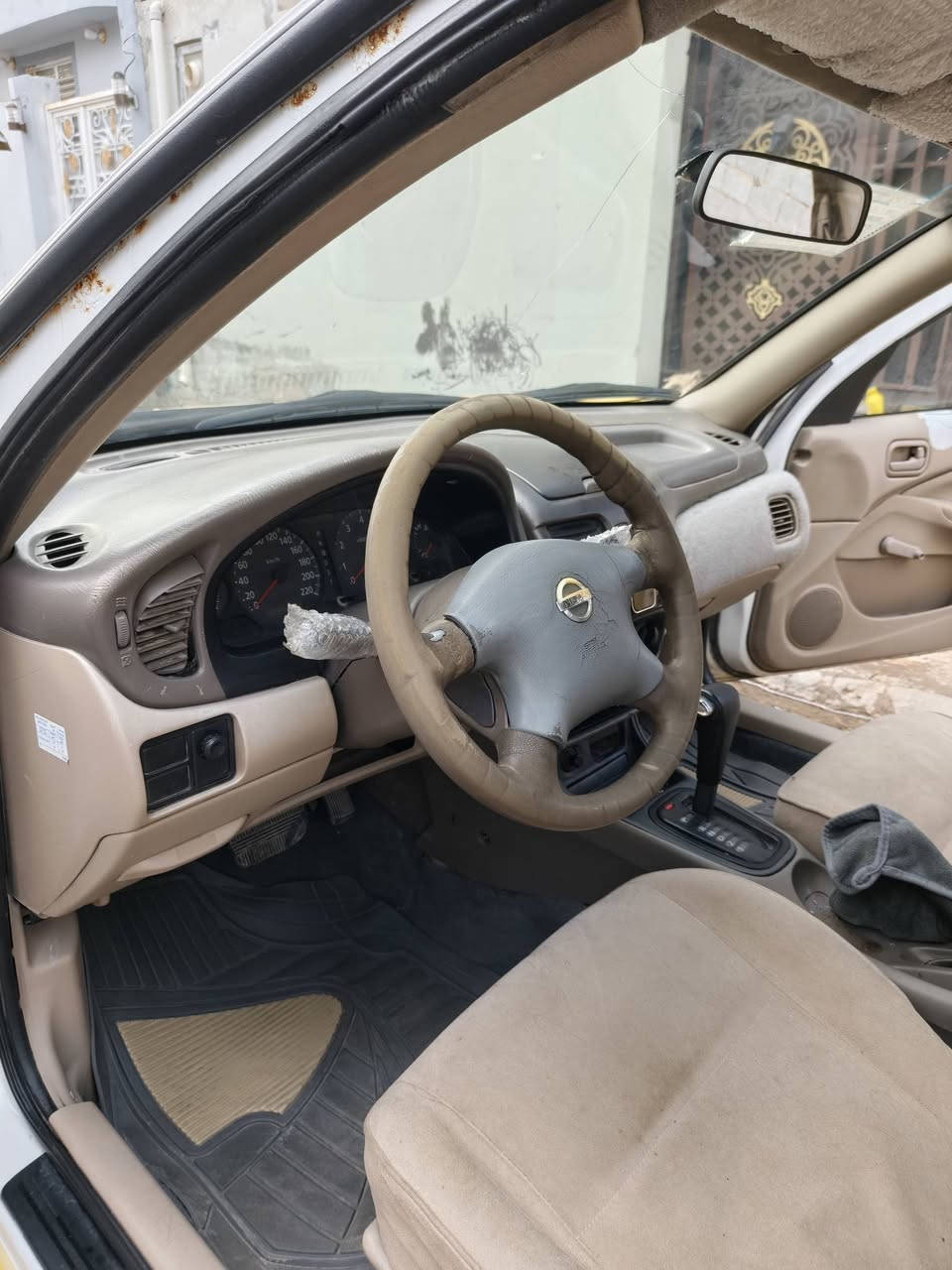 نيسان ياباني 2009 رقم انكليزي 

بأسمنه السيارة تحويل ثاني يوم 

مكينه كير حداديه مكفوول وجديد 

تبريد شغال ثلج

تخم تاير جديد 

مشط ستيرن جديد 

دواخل نضيفة وحلوة 

صبغة جديدة درجة اولى

السعر 68 وبيها مجال بسيط 

*********** / غير متواجد على الفيس
