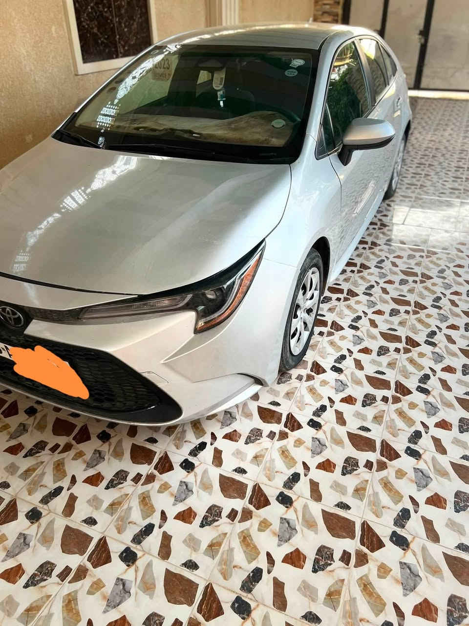 سلام عليكم 
تيوتا كورلا للبيع 
الموديل: 2023 
 الفئة: SE (رياضية)
 المحرك: 4 سلندر بسعة 2.0 لتر)
 اللون: فضي (سيلفر) 
 : رقم ذي قار الماني : شاصي سليم، محرك وجير بحالة الشركة
 السيارة وارد أمريكي، 
المواصفات:
 الخارجية: رينجات (جنوط) SE الرياضية الأصلية، سبويلر (جناح) خلفي، شكمان مزدوج، وإضاءة LED نهارية وعدسات أمامية.
 الداخلية: كشنات مخمل رياضية بتصميم SE، شاشة لمس كبيرة تدعم  مع كاميرا خلفية.
 أنظمة القيادة والأمان: رادار أمامي، نظام تنبيه الخروج عن المسار، وأنظمة قيادة متعددة (Sport / Eco) والتوقف الذاتي 
السعر140
للتواصل:
*********** 
مكان السيارة: ذي قار
