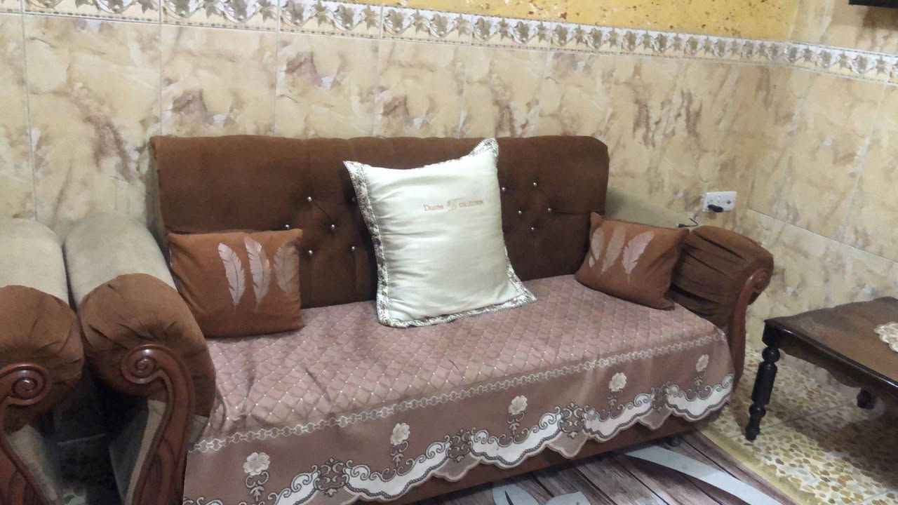 السلام عليكم عدي هاذ تخم للبيع
٥ قطع نضيف بي بس قعه وحده شوي تعبانه 
العنوان الخطيب الزراعي بغداد 
السعر ٢٠٠ وبي مجال بصيط 
الاتصال ***********
