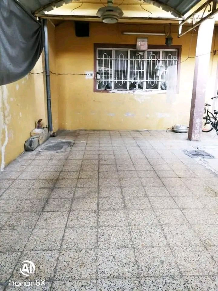 بيت للبيع الجانب الايمن حي الصحة
المساحة 210 م
الواجهة 10
سند طابو
طابقين
الطابق الاول

غرفتين +هول داخلي +مطبخ +استقبال +صحيات

الطابق الثاني
غرفتين +هول داخلي+مخزن +صحيات 

لمعرفة السعر مراسله الصفحه خاص


**إذا كنت صاحب هذا الإعلان وتريد حذفه لأي سبب، رجاءا أرسل رسالة إلى الدعم الفني**