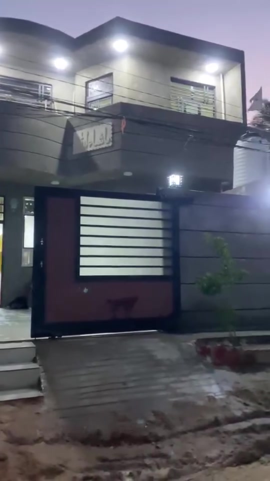يالله 
بيت طابقين سند 25 

مساحه 165متر 

موقع كربلاء العطيشي 

منطقه ابو عاكول يم تيل 271

يحتوي 3 غرف نووم وصاله عدد 2 

استقبال ومطبخ صحيات عدد 3 

البيت ما ناقصه يي شي 
***********
