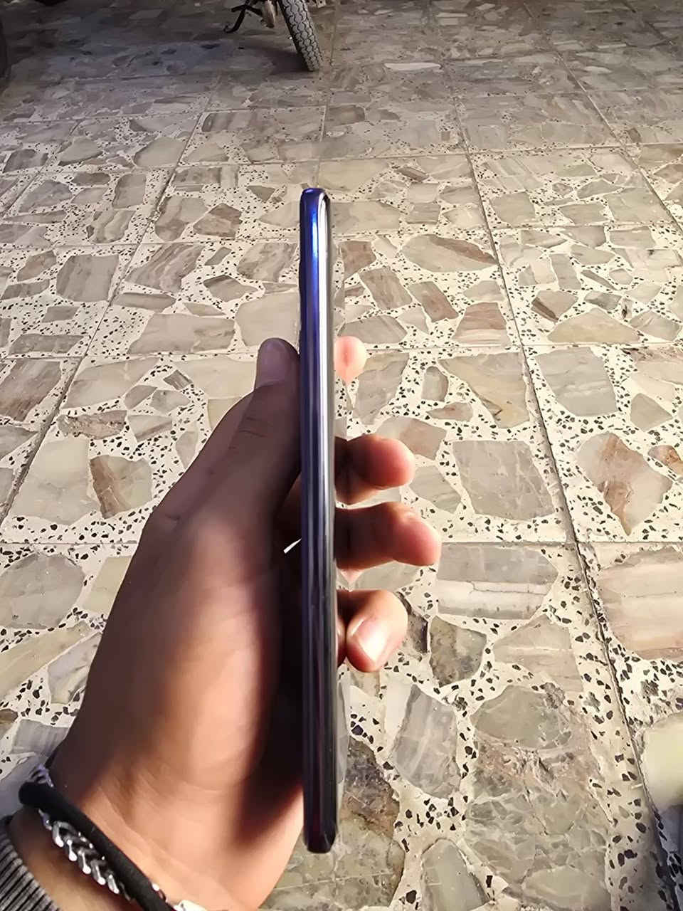 إليك المواصفات التفصيلية لهاتف Motorola Edge 60 Fusion، والذي يُعد من أبرز هواتف الفئة المتوسطة التي أطلقتها موتورولا في عام 2025:
التصميم والشاشة
الشاشة: من نوع P-OLED (أو LTPO P-OLED في بعض الإصدارات) بحجم 6.67 إنش.
الدقة: Super HD بدقة 1220 \times 2712 بكسل.
السطوع: يصل إلى ذروة سطوع خارقة تبلغ 4500 شمعة.
معدل التحديث: 120 هرتز.
الحماية: طبقة زجاج Corning Gorilla Glass 7i.
المتانة: يدعم معايير المتانة العسكرية MIL-STD-810H ومقاوم للماء والغبار بمعيار IP68/IP69.
الأداء والعتاد
المعالج: MediaTek Dimensity 7300 (بمعمارية 4 نانومتر).
ملاحظة: تتوفر بعض النسخ الإقليمية بمعالج Dimensity 7400.
الذاكرة العشوائية (RAM): خيارات 8 جيجابايت أو 12 جيجابايت.
ذاكرة التخزين: 128 أو 256 أو 512 جيجابايت (UFS 2.2)، مع دعم تركيب كارت ميموري خارجي microSDXC.
نظام التشغيل: Android 15 مع واجهة Hello UX.
الكاميرات
الكاميرا الخلفية (ثنائية):
الأساسية: 50 ميجابكسل بفتحة عدسة f/1.9 مع مثبت بصري OIS.
الواسعة: 13 ميجابكسل (بزاوية 120 درجة) وتدعم التصوير القريب (Macro).
تصوير الفيديو: يدعم بدقة 4K.
الكاميرا الأمامية: بدقة 32 ميجابكسل بفتحة عدسة f/2.2.
البطارية والشحن
السعة: 5200 مللي أمبير (تصل إلى 5500 في بعض الأسواق).
سرعة الشحن: شحن سريع بقوة 68 واط (TurboPower)، يشحن البطارية بالكامل في حوالي 40-50 دقيقة.
ميزات إضافية
الصوت: سماعات Stereo مزدوجة مع دعم تقنية Dolby Atmos.
الاتصال: يدعم شبكات الجيل الخامس 5G، وWi-Fi 6، وBluetooth 5.4، وNFC.
المستشعرات: بصمة الإصبع مدمجة تحت الشاشة (Optical).
التصميم: متوفر بألوان مميزة معتمدة من Pantone وخامات تشبه الجلد الصديق للبيئة.
نصيحة: الجهاز يقدم توازناً ممتازاً بين قوة الشاشة (السطوع العالي) ومقاومة الظروف القاسية (IP69)، مما يجعله خياراً رائعاً للاستخدام الشاق أو تحت ضوء الشمس المباشر
إليك المواصفات التفصيلية لهاتف Motorola Edge 60 Fusion، والذي يُعد من أبرز هواتف الفئة المتوسطة التي أطلقتها موتورولا في عام 2025:

***********
