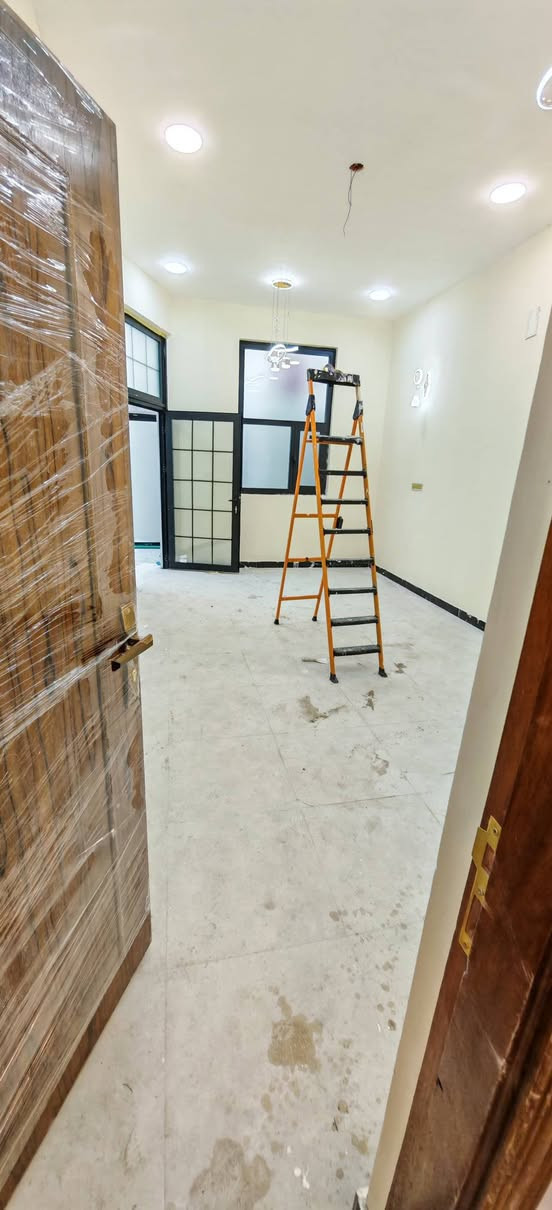 السلام عليكم ورحمه الله وبركاته تحيه طيبه يعلن مكتب عقارات النور الذهبي عن توفر لدينا دار سكن للبيع مساحه ١٦٠متر الواجهه ٨ متر ونزال ٢٠  نوع العقار طابو زراعي عراقي وكاله ونسخه من العنوان ابي الخصيب البهادريه شارع الكطه يبعد ٤٠٠متر عن شارع السايدين يتكون من غرفتين نوم وصاله ومطبخ وديوان وكراج ومناور البت جديد تسليم مفتاح كافت الخدمات ماء كهرباء تبليط تستلم بيتك عند المكاتبه مباشر سعر ١٥٠مليون وقابل التفاوض الستفسار على الأرقام التاليه زورناا في بمكتبنا ابو الجوزي مجاور معمل الجابري للسخانات نستقبل كافات العروض العقاريه مكتب مجاور قانونيا ...***********..***********..
