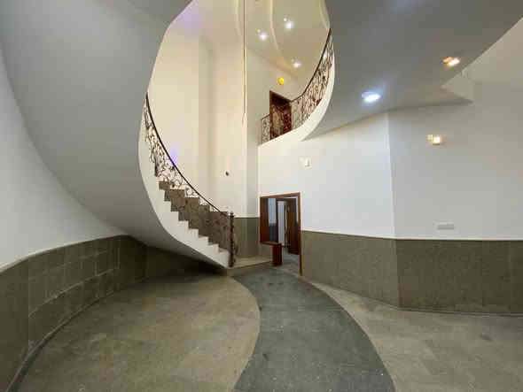 دار للايجار
المساحه ٤٠٠ متر ركن 
موقعه حي الضباط خلف خزينه المحافظه يحتوي على خمس غرف وثلاث مجموعات صحيه واستقبال كبير معزول ومدخلين
يصلح للشركات او مقر منضمة للاستفسار والتواصل ***********
