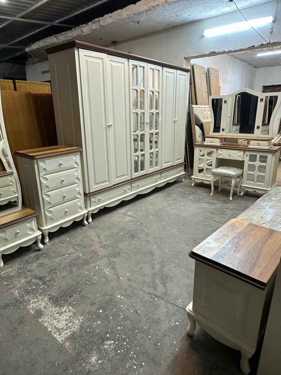 ✨ غرفة تركي كانتري زان الأصلي 9قطع 
نظام ابواب هايدروليك
سرير مخزن عملي 
 قماش وتر بروف أصلي
✨ نظافة 95/💯
 شد ونقل مجاني داخل بغداد
توصيل للمحافظات بأسعار رمزية


**إذا كنت صاحب هذا الإعلان وتريد حذفه لأي سبب، رجاءا أرسل رسالة إلى الدعم الفني**