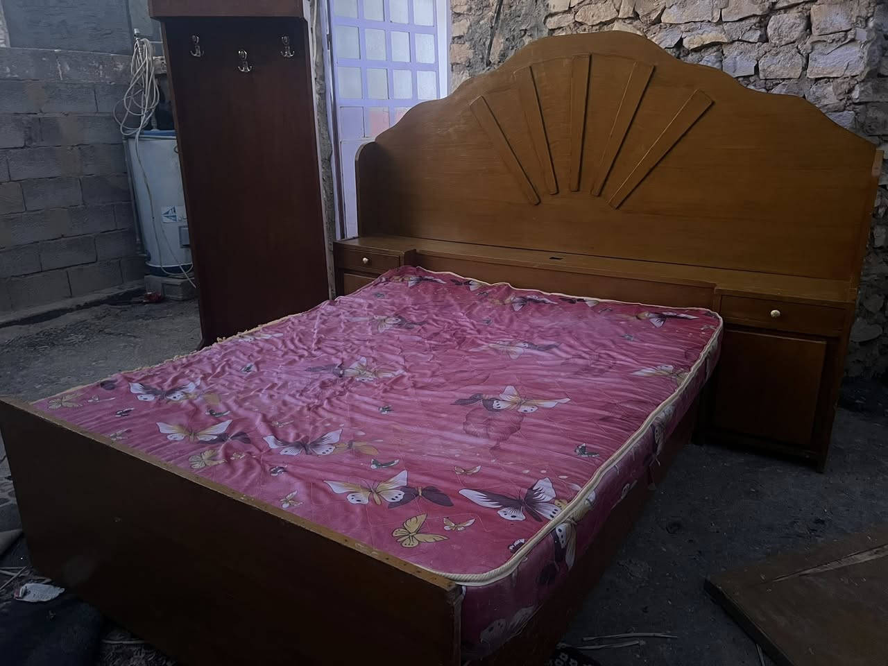 للبيع جربايه مع زاويه الخشب بلوك قوي وثقيل مع دوشك الرمادي خمسه كيلو ***********
