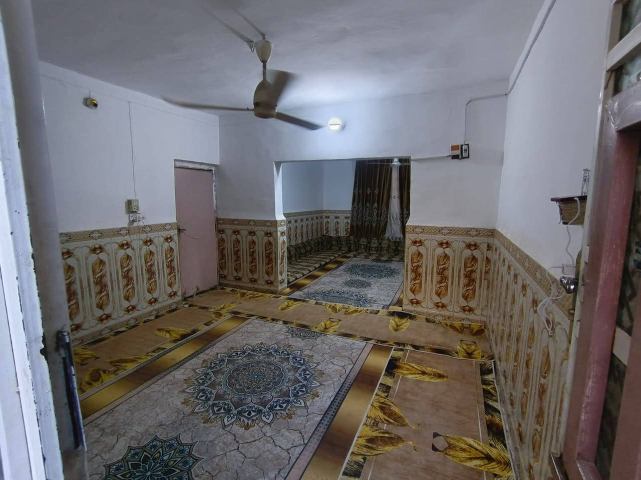 السلام عليكم
دار للبيع مساحة 125 متر خلفي طابقين يحتوي فالطابق الأول على استقبال وغرفه نوم ومطبخ وصحيات خارجية وداخلية والطابق الثاني يحتوي على ثلات غرف نوم وصحيات مشتركة 
المكان حي العسكري العابد قرب السوق السعر 95 وبي مجال للاستفسار الاتصال على الرقم ‏‪0782 624 1061‬‏
