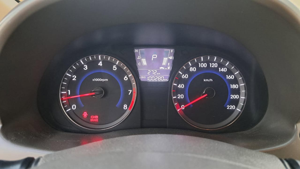 للبيع: هيونداي أكسنت أبيض - بحالة ممتازة ونظافة عالية! 🚗✨
 (Hyundai Accent).
 الموديل [ 2012].
ممشى (العداد): 100,280 كم (حقيقي وموضح بالصور).
((مرقم نينوى))
⚙️ المواصفات:
 * كير أوتوماتيك.
 * فتحة سقف (سلايد روف).
 * داخل بيجي (كشّات ودواخل نظيفة جداً كما موضح بالصور).
 * كشافات ضباب أمامية.
 * سبير وعدة كاملة ونظيفة.
 * تبريد ثلج، كير ومحرك وتخم تاير (بشرط الفحص).
🛡️ حالة السيارة:
 * السيارة بيتية وجاهزة من كل شيء، ولا تحتاج لأي مصرف.
 * [السيارة مكفولة من الضربة القوية والتبديل، بيها بس شخوط سطحية بالدعامية الخلفية (يمين ويسار) موضحة بالصور، وباقي البودي سليم 100%."

💰 السعر:
[115 دفتر و15 ورقة] - وبها مجال بسيط للشراي الجاد بعد المعاينة.
نينوى //الموصل].
📞 للتواصل والاستفسار:
[***********] (متوفر واتساب).
