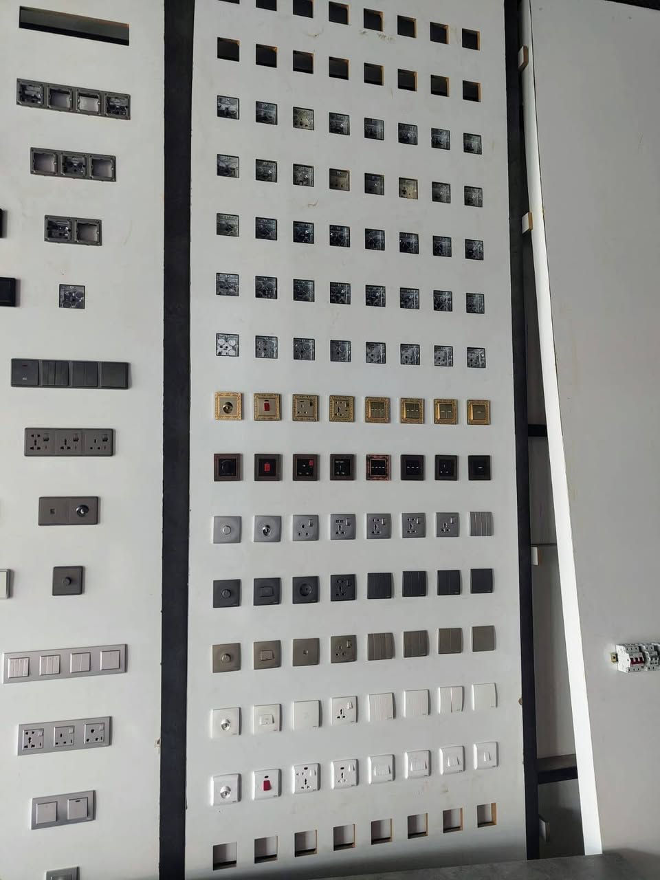 السلام عليكم ديكور محل كهربائيات للبيع كامل و نضيف 
(الالواح عدد 10)
طول 360
العرض 120
(الفاترينات)
الطول 360
العرض 80
النزال 30
تحتوي على بابين خزن فوك و جوة
المكان بابل المركز
للاستفسار  ***********
